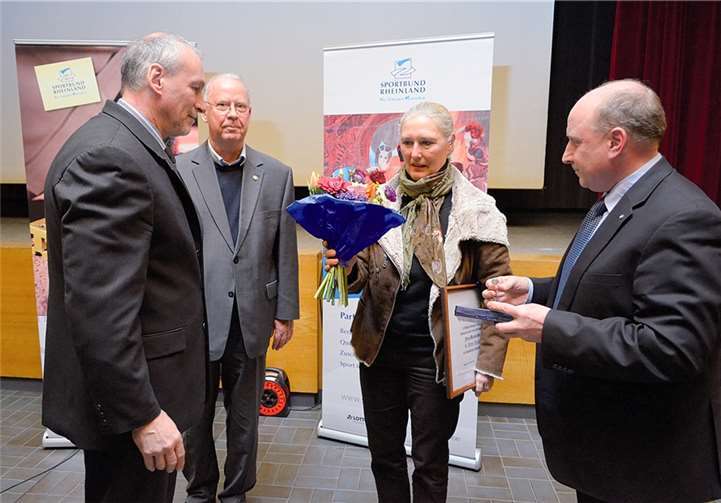 Fred Pretz (l.) und Manfred Diehl (r.) überreichen Monika Sauer und Josef Hens als Anerkennung Urkunden und Plaketten.