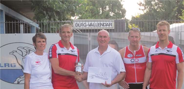 Fred Pretz mit Rainer Bomm und Vorstandmitgliedern bei der Übergabe. privat