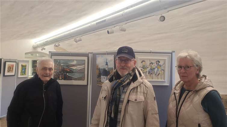 Fred Schäfer-Schellhammer (l.) ist als Kunstschaffender und Dozent weit über die Region hinaus bekannt. Aktuell präsentiert er mit der Kunstakademie Rheinland und Künstlern des Kunst-Ateliers der Barmherzigen Brüder Saffig Werke im Saffiger Schlösschen. Foto: Chiara Spisni