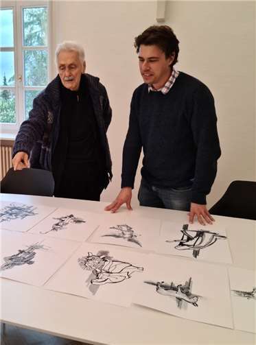 Fred Schäfer-Schellhammer von der Kunstakademie Rheinland und Pascal Nachtsheim, Leiter Unternehmenskommunikation der Barmherzigen Brüder, bei der Sichtung der Motive für den kommenden Krippenweg im Saffiger Schlosspark. Foto: privat