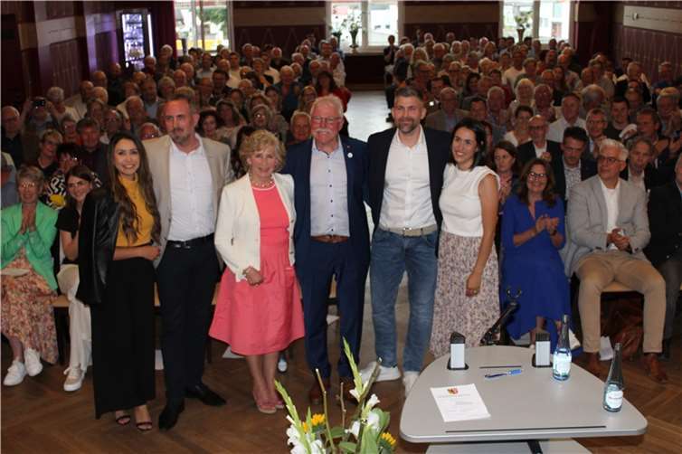 „Fred“ und Ulrike Sebastian mit ihren Söhnen und Schwiegertöchtern bei der Verabschiedungsfeier.  Foto: WITE