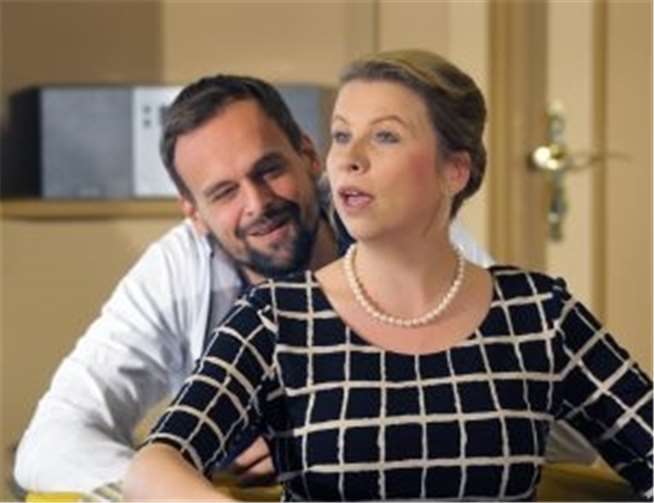 Freddy Köstermann (Nikolas Knauf) möchte wieder mit Margarete Winzig (Fabienne Hesse) turteln und flirtet heftig mit ihr. Foto: Landesbühne