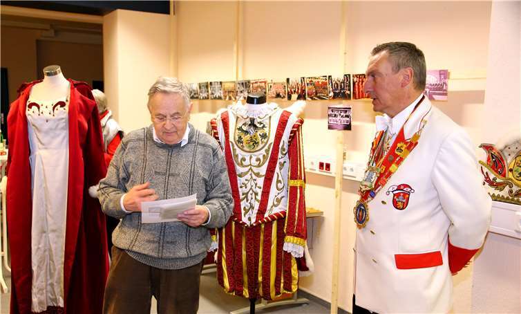 Freddy Löhr und Thomas Appelbaum eröffnen dieneue Geschäftsstelle des Festausschuss Bendorfer Karneval.