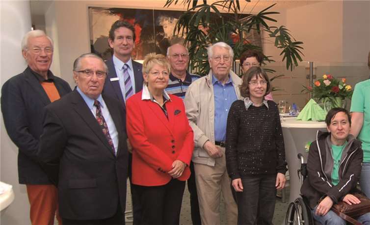 Freddy Schäfer (6.v.l.), der Schirmherr des Koblenzer MS-Tages, Thorsten Schneider (rechts), der Leiter der Geschäftsstelle Hauptbahnhof nahmen am MS-Tag teil.privat