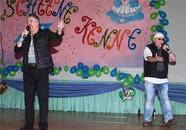 Freddy Wersig und Rudi Poppe überraschten das Publikum mit ihrem tollen Spontanauftritt und erhielten für ihren Live Gesang eine „karnevalistische Rakete“.