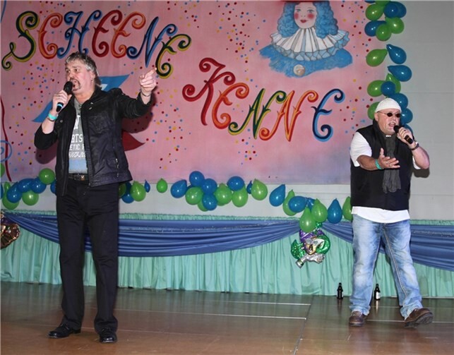 Freddy Wersig und Rudi Poppe überraschten das Publikum mit ihrem tollen Spontanauftritt und erhielten für ihren Live Gesang eine „karnevalistische Rakete“.