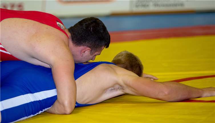 Frederik Brandt (blaues Trikot) von der WKG Metternich/Rübenach/Boden fand keinerlei Mittel.Foto: Markus Hartenfels