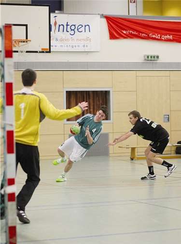 Frederik Daun vorm Tor. Anke Bous