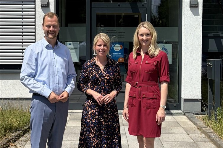 Frederik Fein (IHK Koblenz), MdL Lana Horstmann & Kristina Kutting (IHK Koblenz) vor der IHK-Regionalgeschäftsstelle in Neuwied.