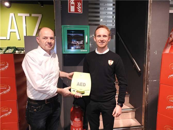 Frederik Heusel (rechts), Geschäftsführer des Andernacher Hit Shopping Centers, hat einen Defibrillator angeschafft. Foto: WAMFO.DE