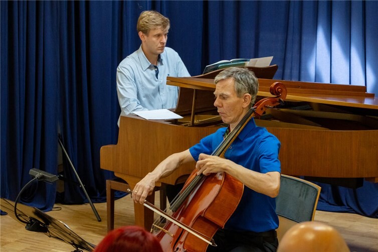 Frederik Jäckel (Cello) und Raphael Klepsch (Klavier) begeisterten das Publikum im Stadthaus Selters mit einem abwechslungsreichen Programm aus berühmter Filmmusik.