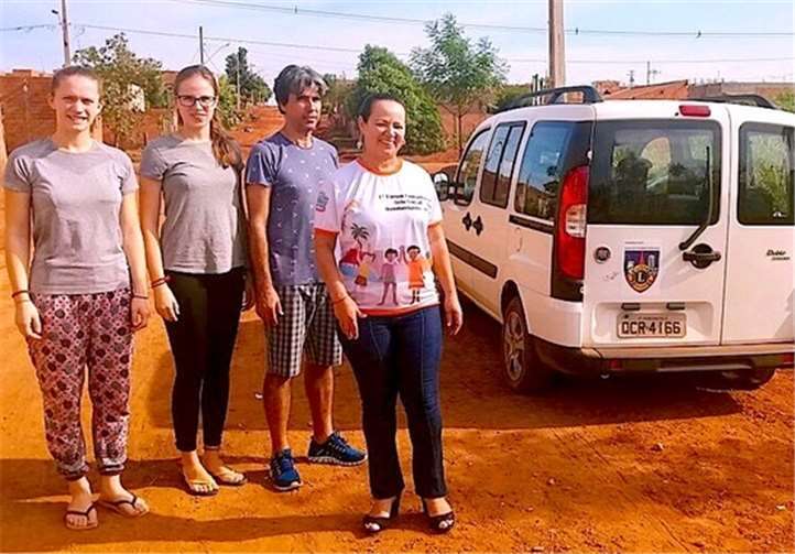 Frederike, Janina, Kunstlehrer Edilson und Pädagogin Marlene Parabá per PkW in „Alfredo de Castro“. Marlene, Stellvertreterin von Elisângela Bezerra V., ist seit über 30 Jahren für KoBra tätig.