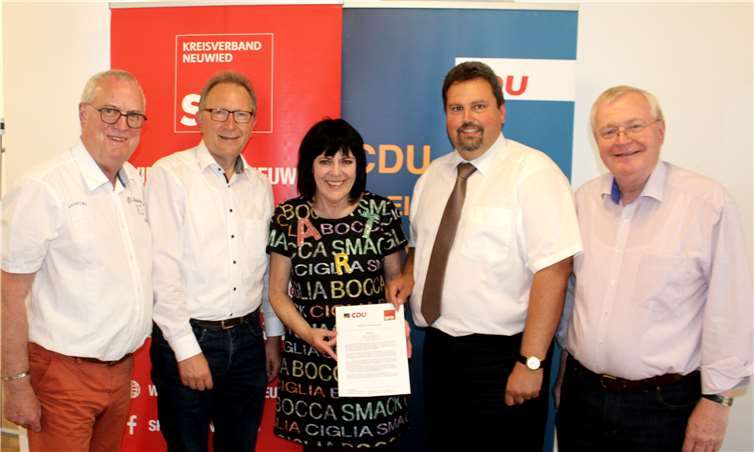 Fredi Winter, Erwin Rüddel, Petra Jonas, Michael Christ und Reiner Kilgen freuen sich über die Fortsetzung der Großen Koalition im Neuwieder Kreistag.Foto: DL