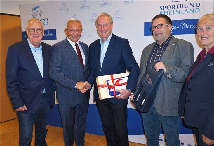 Fredi Winter, Landrat Achim Hallerbach, Sportamtsleiter Jo Datzertund Sportbund Präsidentin Monika Sauer verabschieden Alfred Hofmann. Fotos: FF