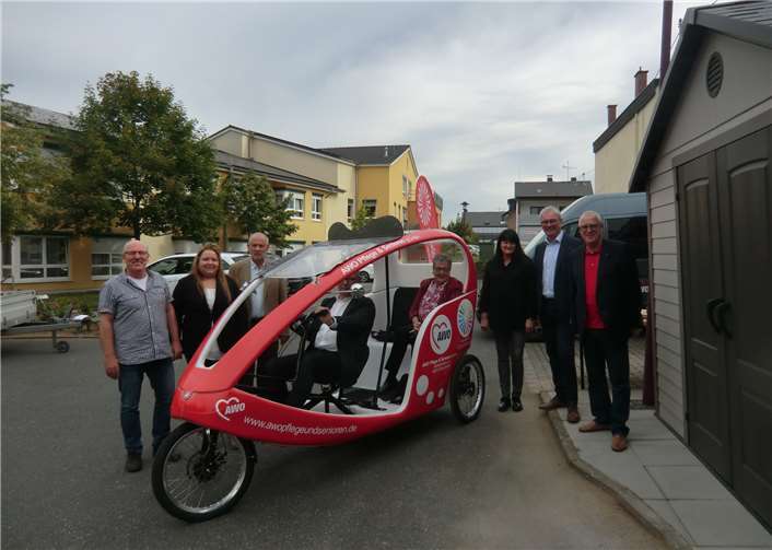 Fredi Winter, Präsidiumsvorsitzender AWO Kreisverband Neuwied, Thomas Kirsch, Glücksspiralen-Repräsentant, Anja Jung, Vorstandsvorsitzende AWO Kreisverband Neuwied, Hans Jürgen Neffgen, Technischer Leiter, Michaela Dany, Pflegedienstleitung, Willibald Görg, Öffentlichkeitsarbeit, in der Rikscha Präsidiumsstellvertreterin: Beate Dietl und Präsidiumsstellvertreter: Arno Jacobi AWO Kreisverband Neuwied (v.r.).Foto: AWO