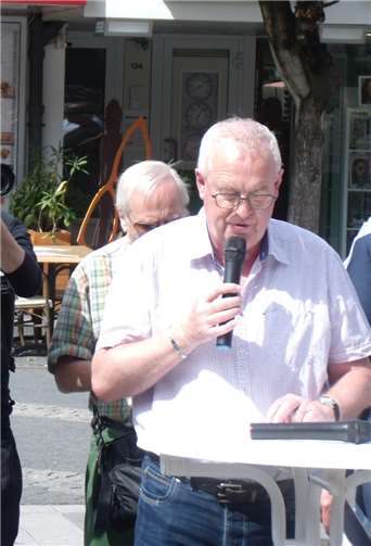Fredi Winter begrüßte die Teilnehmer der Kundgebung und verlas das Grußwort von Manfred Kirsch.