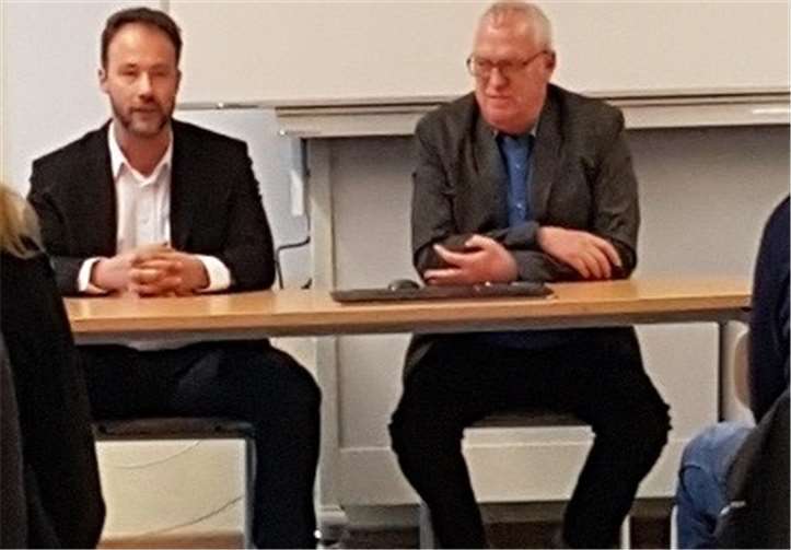 Fredi Winter (r.) und Jan Bollinger stellten sich teils sehr kritischen Fragen der Schüler.  privat