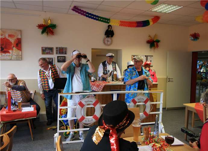 Jecke Senioren feiern Karneval Fredi Winter und Günther Kutscher nahmen die Senioren mit auf eine Kreuzfahrt.