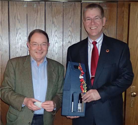 Fregattenkapitän a.D. Wolfgang Windolph bei der Übergabe des Präsentes an Oberstleutnant a.D. Hans-J. Unger (re.). privat