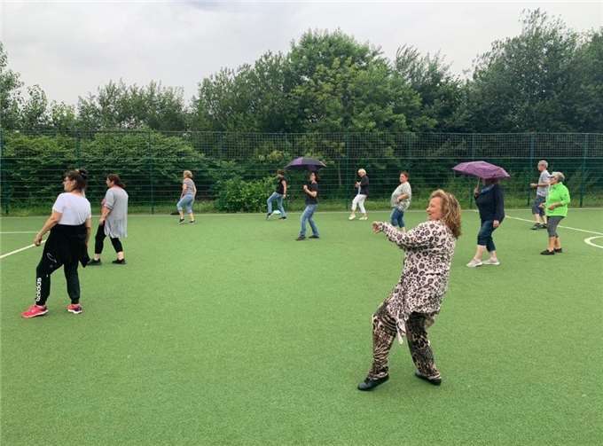 Frei nach dem Motto „Wir tanzen auch alleine gemeinsam“ fand der Tanzunterricht während der Corona-Einschränkungen im Sommer im Freien statt.Foto: Privat