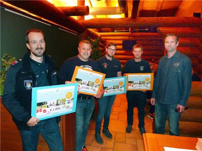 Frei nach dem Motto des deutschen Publizisten Franz Schmidtberger: „Hilfsbereitschaft ist eine Tugend, die nicht immer belohnt wird, aber trotzdem Sinn macht“ überreichte Boris Ament den drei Wehren und der DLRG Andernach als zusätzliches Zeichen seiner Wertschätzung je eine großzügige Spende über 1.000 Euro in Form eines symbolischen Schecks.