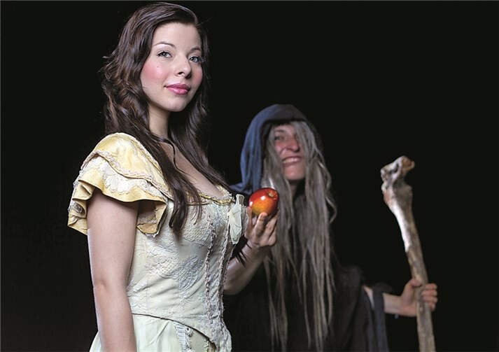 Frei nach den Gebrüdern Grimm steht und singt in Neuwied ein bezauberndes Schneewittchen auf der Bühne. Theater Liberi