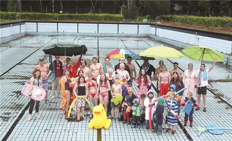 Freibad-Freunde trotzten im 50-Meter-Becken den spätherbstlichen Witterungsbedingungen.DL