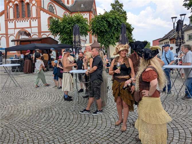 Freibeuter und Piraten enterten die Stadt.