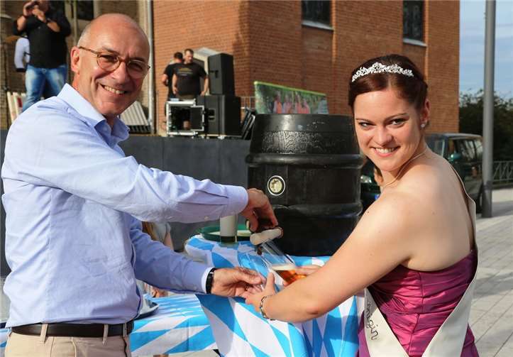 Freibier gab es aus der Hand von Bürgermeister Bert Spilles und Blütenkönigin Sarah Wiegershaus. StF