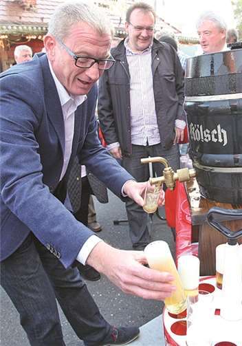 Freibier gab es nach dem Fassanstich durch Bürgermeister Guido Orthen.