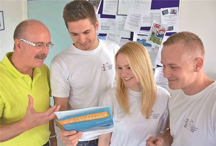 Freie Auswahl unter zahllosen Jobangeboten haben die Absolventen der Reha Rhein-Wied: Bei Schulleiter Johannes Zielinski (l.) treffen kontinuierlich neue Jobangebote für Abgänger ein. privat