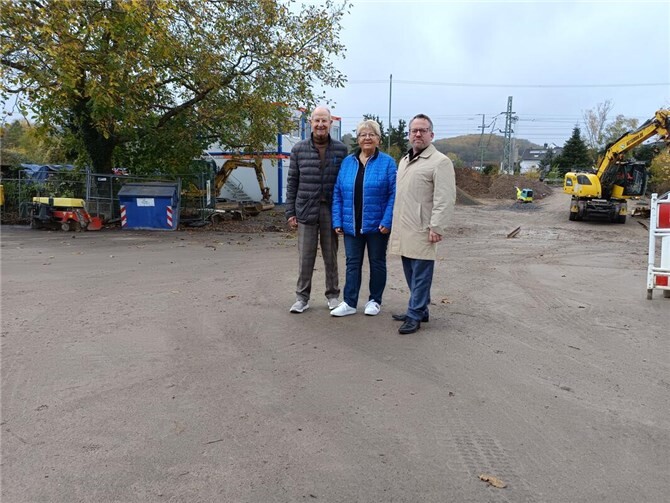 Erneuerung der Bahnbrücke Heiligenweg hat gestartet  Freie Wähler Fraktionsvorsitzender Stephan Wefelscheid (re.), MdL und Ratsmitglied Edgar Kühlenthal zusammen mit Anne Schumann-Dreyer.  Foto: Stephan Wefelscheid