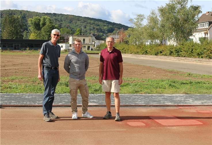 Freie Wähler Reiner Friedsam, Fabian Liedke und Roland Janik (v.l.n.r.) informierten sich über den Fortschritt im Rhein-Ahr Stadion.  Foto: Freie Wähler Sinzig