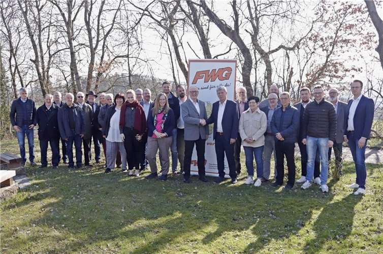 Freie Wählergruppe (FWG) Sessenhausen stellt sich mit ihrem Listenführer und Bürgermeisterkandidaten Helmut Lamp (Mitte, rechts) zur Wahl. Ihm gratuliert der Vorsitzende Christian Windolph (Mitte, links) zu seinem klaren Votum der Mitglieder.  Foto: Rita Steindorf