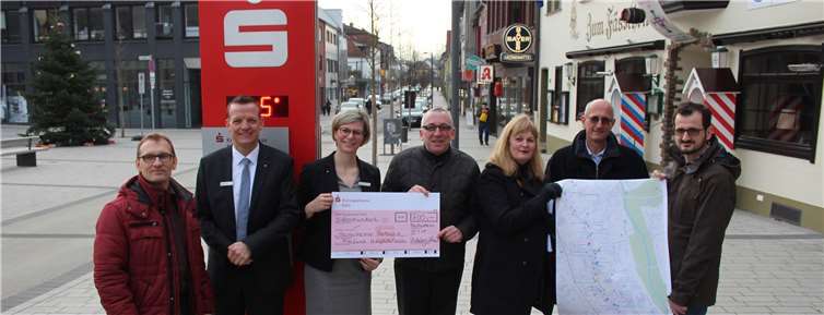 Freies Surfen im Freifunknetz ist jetzt in der Meckenheimer Altstadt möglich. Wirtschaftsförderer Dirk Schwindenhammer (v.l.), Ralf Braß und Sonja Schallenberg von der Kreissparkasse Köln, Willi Wittges-Stoelben und Gabriele Sperling vom Meckenheimer Verbund, sowie Hagen Bauer und Christoph Schwadorf von „Freifunk Meckenheim“ stellten das freie WLAN-Netz vor. Stadt Meckenheim