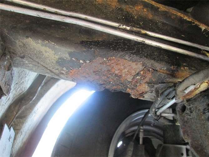 Freigelegter Rostfraß am Kleinbus.