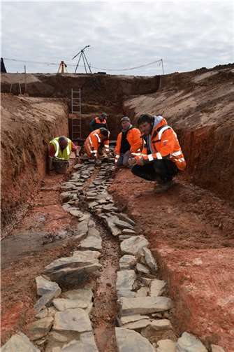 Freigelegtes Teilstück der aus Schieferbruchsteinen errichteten Wasserrinne des nordwestlichen Qanat-Strangs. Foto: GDKE, Direktion Landesarchäologie, Außenstelle Koblenz / M. Gensty