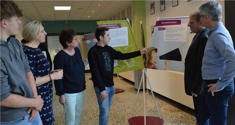 „Freiheit und ich“ heißt eine Ausstellung zum Grundgesetz, die jetzt in der Heinrich-RothRealschule plus in Montabaur eröffnet wurde. Mit dabei waren einige Schüler sowie (v.l.)vhs-Leiterin Caroline Albert-Woll, Schulsozialarbeiterin Christel Kaiser, der Erste BeigeordneteAndree Stein sowie Schulleiter Franz Josef Gerz. Foto: Ingrid Ferdinand