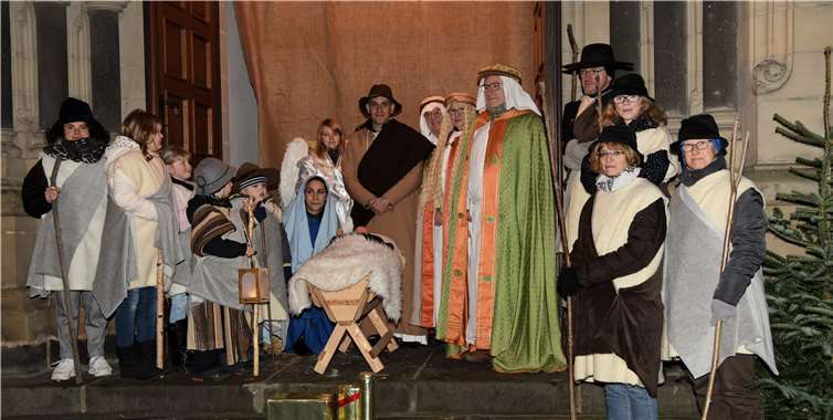 Freiwillige Darsteller stellen die Weihnachtsgeschichte vor der Rosenkranzkirche nach.FIX