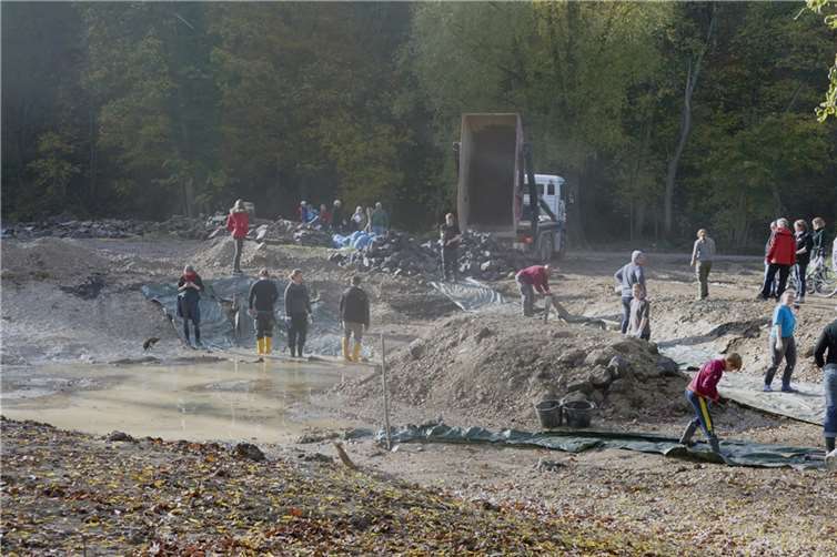 Sinzig: Schwäne sollen wieder schwimmen können Freiwillige Helfer am Schwanenteich. Foto: privat