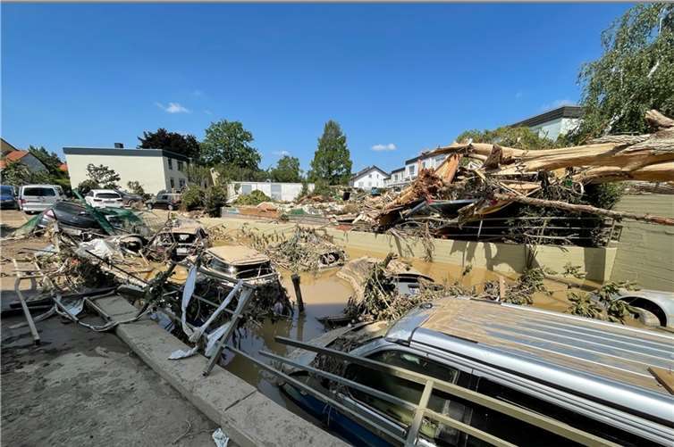 Freiwillige Helfer auch so ins Krisengebiet zu bringen, dass sie wirklich vor Ort helfen können, ist weiterhin schwierig. Shuttlebusse, organisiert von der Kreisverwaltung, fahren von Freitag bis Sonntag. Foto: Kreisverwaltung Neuwied