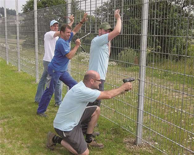 Freiwillige Helfer bei der Installation des Stahlgitterzaunes.privat