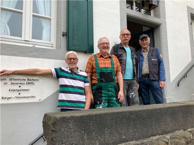 Freiwillige Helfer bringen das Projekt gemeinsam mit Heribert Siebertz voran.  Foto: privat