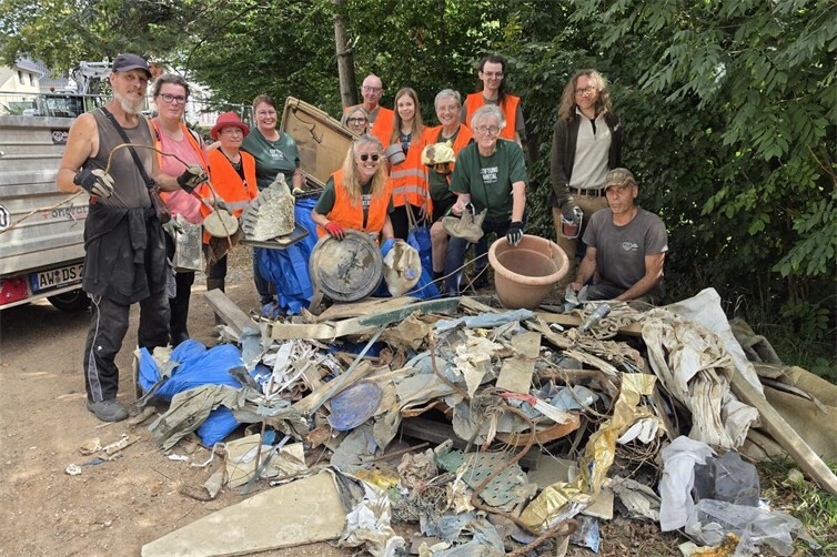 Freiwillige Helfer der Stiftung Ahrtal sammelten beim AhrCleanUp 20 Säcke Müll sowie zahlreiche sperrige Abfälle an und in der Ahr.