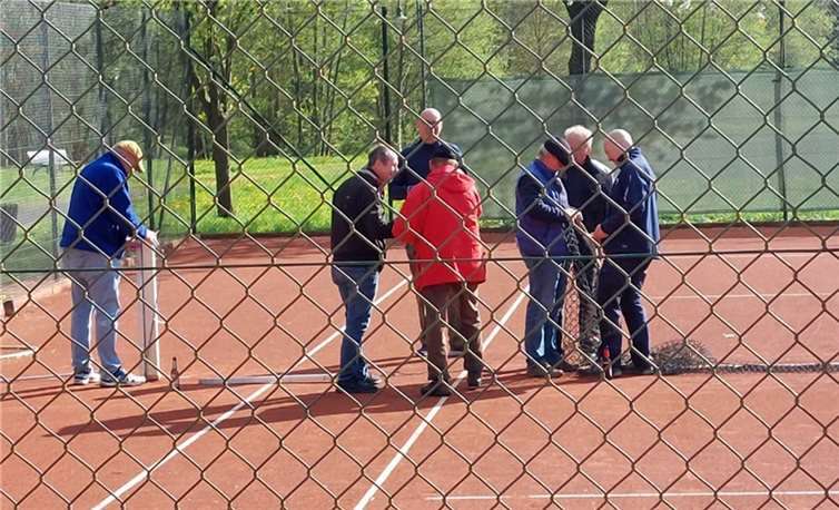 Freiwillige Helfer des TC Weibern bei der Instandsetzung der Tennisplätze für die neue Saison. Foto: privat