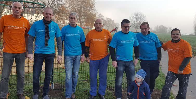 Freiwillige Helfer errichten einen Zaun am Kinderspielplatz. Privat