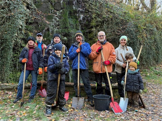 Freiwillige Helfer haben am Wasserfall und entlang des Hähnerbachs die Umgebung gesäubert.  Foto: Eva Roos