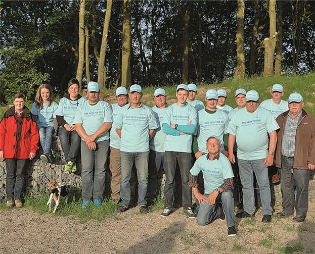 Freiwillige Helfer verschönerten den Wiesenplatz an der Grillhütte in Wimbach und stellten Gabionen auf. privat