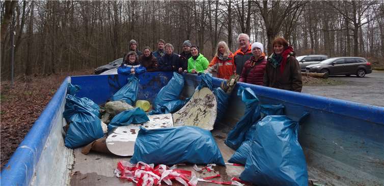 Freiwillige Helferinnen und Helfer waren im Einsatz, um den Wanderparkplatz „Am Sträßchen“ für die kommenden Frühlingstage „herauszuputzen“. Foto: Stadt Bendorf