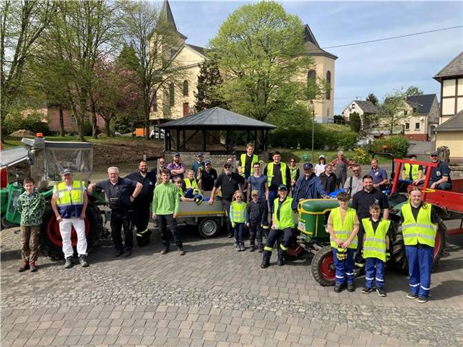 Freiwillige Säubern Ortsumgebung: Einsatz für eine saubere Natur. Foto: privat